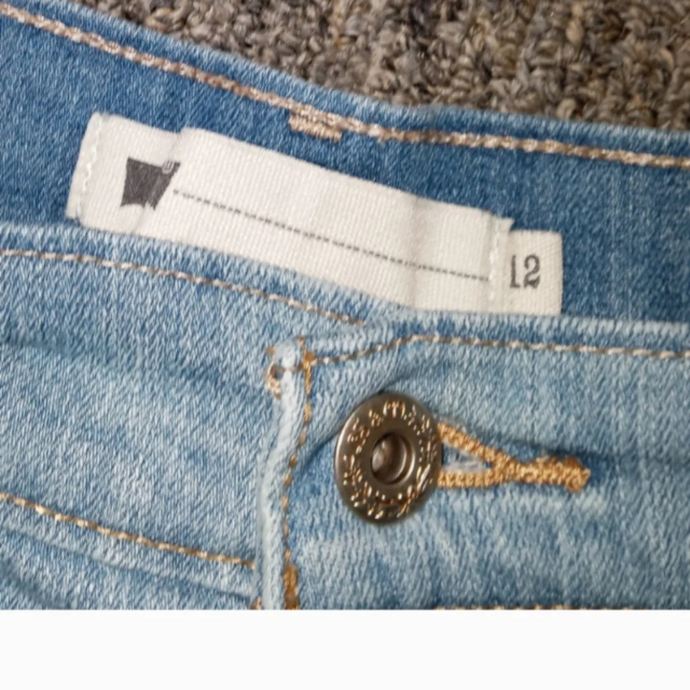 Levis light wash denim jean shorts size 12 - Picture 3 of 3